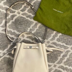 NWT Tory burch Romy pebbled, leather bucket bag in light cream-9x5x8.5